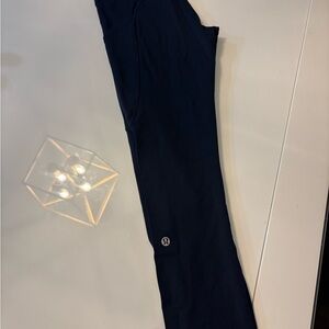 Women’s navy lululemon capri leggings